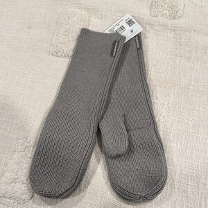 NWT Lululemon Athletica Gray Ribbed Merino Wool-blend Knit Mittens